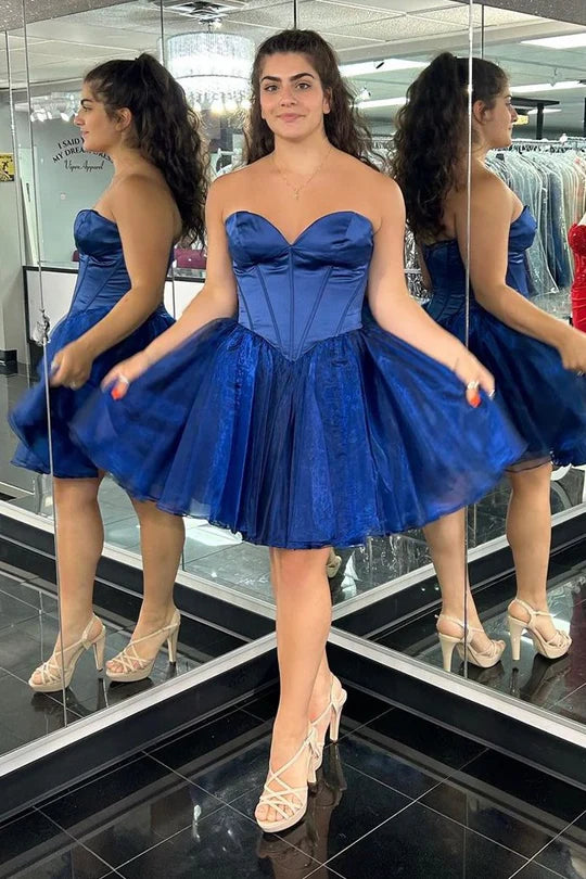 Vestido de fiesta corto sin tirantes de corte A